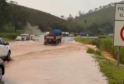 Rio transborda e invade BR-040 em Correia de Almeida